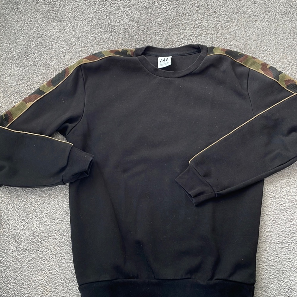 Zara Crewneck Sweatshirt with Camo Tsripe. Size S